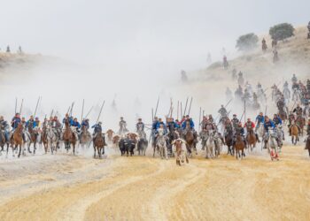 La manada, guiada por los caballistas, en el descenso del embudo hacia las calles de la Villa./ ICAL