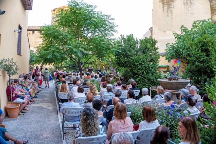 Cuatro conciertos al aire libre llenarán de música el Palacio Quintanar 1 Aforo completo en la actuación del grupo Fontefrida./ E.A.
