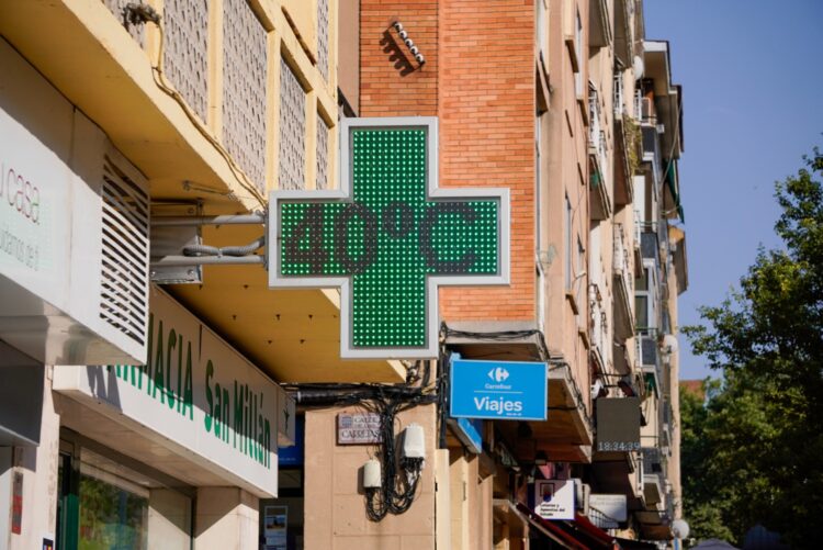 Las temperaturas alcanzan los 40 grados al sol en la ciudad 1 Termómetro de la farmacia San Millán. / HÉCTOR CRIADO