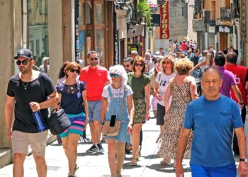 La calle Real, repleta de gente en la imagen de archivo./ E.A.