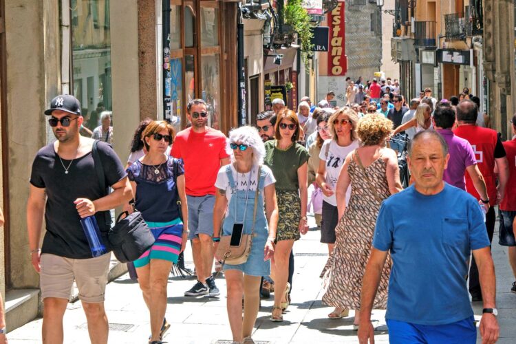 La calle Real, repleta de gente en la imagen de archivo./ E.A.