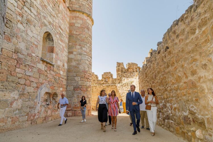 Vivienda destinó 860.500 euros al Castillo y la iglesia de San Miguel en Turégano 1 Juan Carlos Suárez-Quiñones durante su visita al Castillo de Turégano (FOTO: NACHO VALVERDE/ICAL)