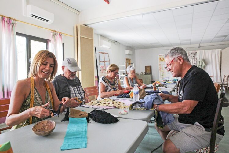 ‘SOS-Tejible en Ruta’ suma Anaya y Marazuela a su recorrido veraniego 1 Magdalena Rodríguez participa en el evento ‘SOS-Tejible en Ruta’ de Marazuela.