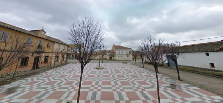 Plaza mayor del pueblo de Paradinas.