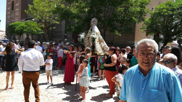 El volteo de campanas dará comienzo hoy a la fiesta de la Virgen de las Nieves en Sangarcía 1 Procesión de la Virgen de las Nieves del año pasado.
