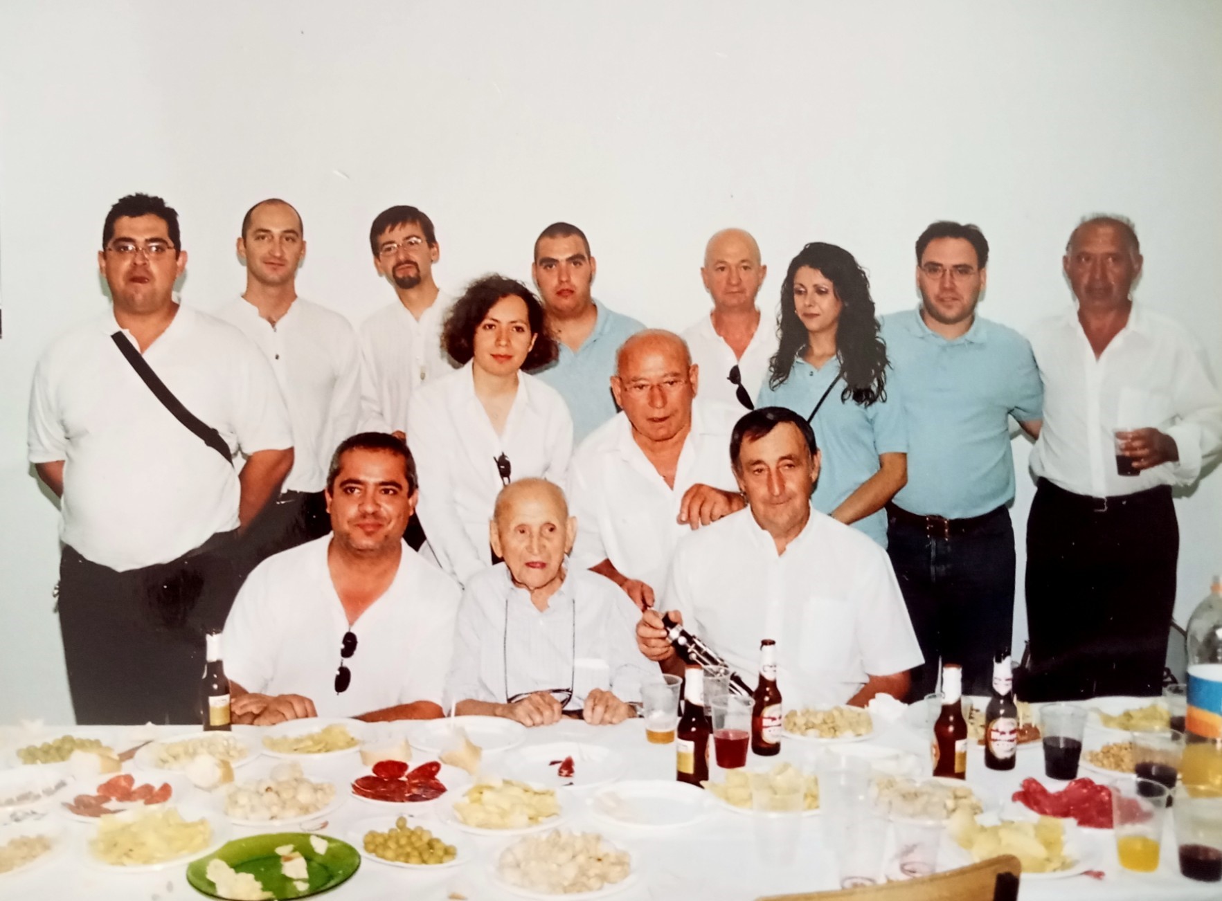 Los músicos participantes en el homenaje que le brindó Navares de Ayuso al tío Florencio en 2005. Sentados junto al homenajeado, Alberto Martín Calleja (izda.) y “Juanito de la Fresneda” (dcha.) Foto: archivo de Elena de Frutos.
