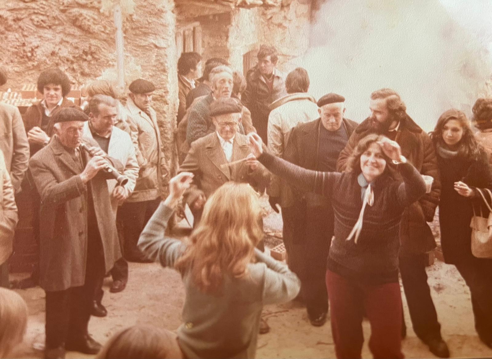 Jerónimo “el Toñero” y Antonio “el Ratilla” animando las jotas en su pueblo a finales de los 70. Foto: cedida por Marino de Frutos Pulido.