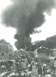Incendio de la fábrica de resinas en la calle Nueva.