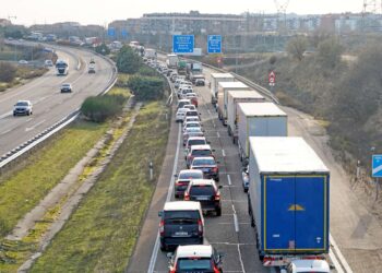 Camiones de mercancías circulando por la A-62 a la altura de Simancas./ ICAL