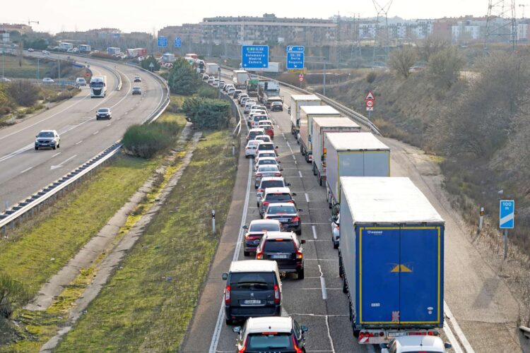 La Región exportó por valor de 8.654 millones en cinco meses 1 Camiones de mercancías circulando por la A-62 a la altura de Simancas./ ICAL