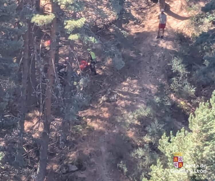 Rescatado un hombre herido de 81 años en las proximidades del Chorro de La Granja 1 Momento del rescate del hombre herido de 81 años.