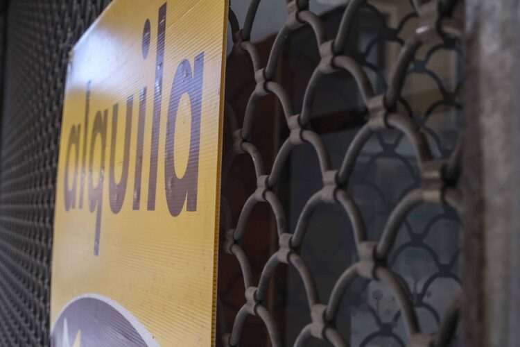 Un comercio cerrado en una calle de Segovia./ E.A.