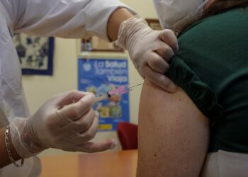 Una enfermera poniendo una vacuna./ E.A.