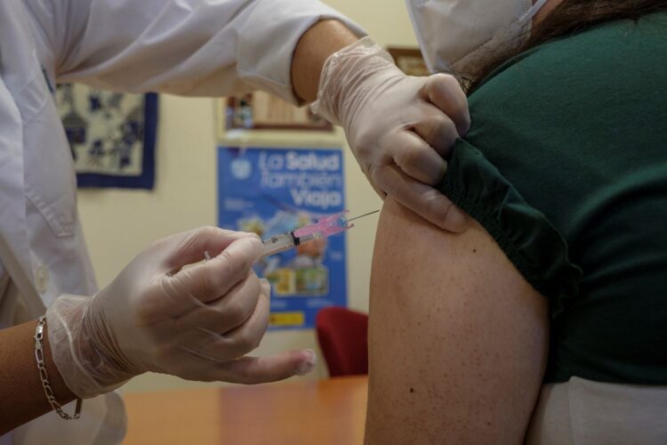 Una enfermera poniendo una vacuna./ E.A.