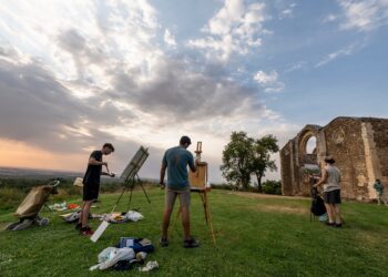 Alumnos pintando las ruinas del Monasterio de Santa María de la Sierra, en Collado Hermoso. / JOSÉ MANUEL COFRECES