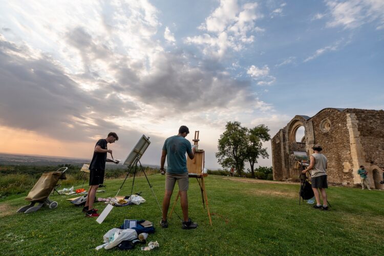 Alumnos pintando las ruinas del Monasterio de Santa María de la Sierra, en Collado Hermoso. / JOSÉ MANUEL COFRECES