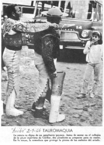 Fotografía publicada en el diario “Arriba”. 