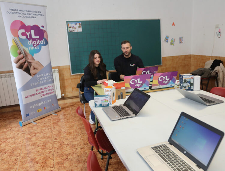 El programa CyL Digital convoca 200 cursos para el mes de agosto 1 unas 198.000 personas se han formado a través de este programa. / Brágimo
