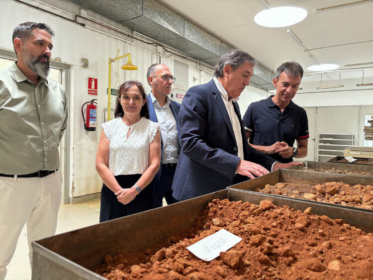 El Director General de Carreteras e Infraestructuras de la Junta visita el Centro de Control de Calidad de Burgos. / JCYL