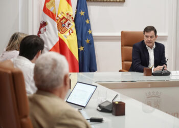 El Presidente de la Junta y varios consejeros se reúnen para acordar medidas de ayuda a las zonas afectadas por los incendios. / Rubén Cacho