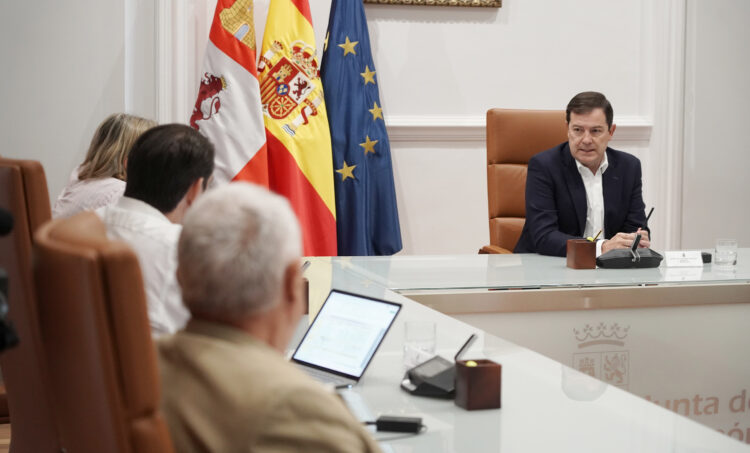 El Presidente de la Junta y varios consejeros se reúnen para acordar medidas de ayuda a las zonas afectadas por los incendios. / Rubén Cacho