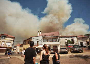 Evacuados los vecinos de El Payo (Salamanca) por la proximidad de un fuego de nivel 2 del IGR. / José Vicente
