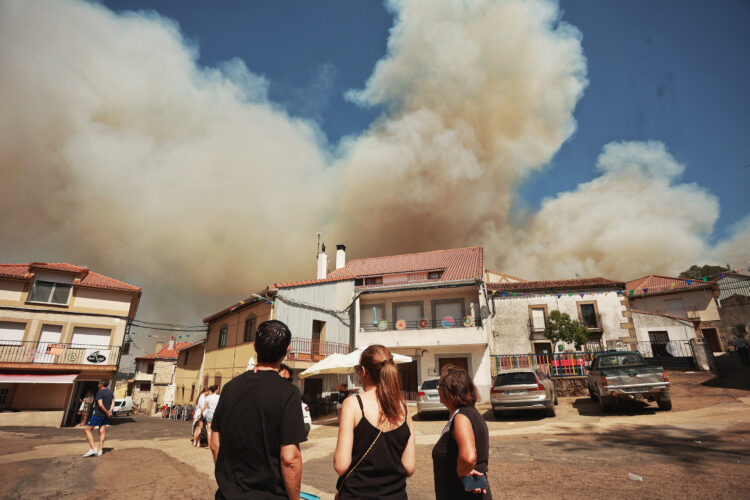 Los incendios no dan tregua, con 39 activos en la Comunidad 1 Evacuados los vecinos de El Payo (Salamanca) por la proximidad de un fuego de nivel 2 del IGR. / José Vicente