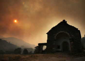 El fuego en Fasgar (León), cuyo origen pudo estar causado por un rayo, se inició el 8 de agosto. / Peio García