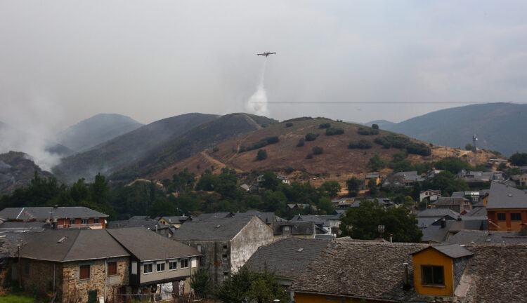 Veintitrés incendios siguen activos en la Comunidad, seis en nivel 2 1 Unas 2.500 personas de medio centenar de pueblos están desalojadas actualmente de sus hogares. / César Hornija