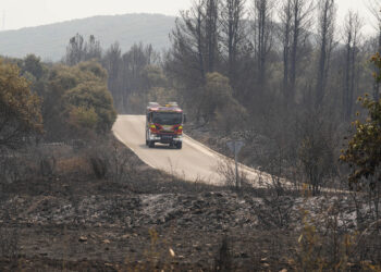 Más de 500 profesionales trabajan para intentar sofocar las llamas en los incendios activos en León. / César Hornija