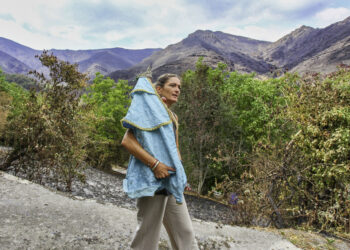 La Virgen de Lusio (León) regresa a la iglesia tras tres días guardada en una de las casas que el fuego no ha destruido. / César Hornija