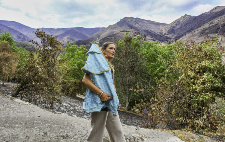 La Virgen de Lusio (León) regresa a la iglesia tras tres días guardada en una de las casas que el fuego no ha destruido. / César Hornija