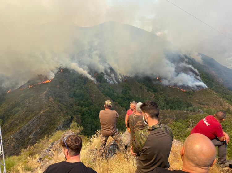 La Comunidad mantiene aún 28 fuegos activos. / César Hornija