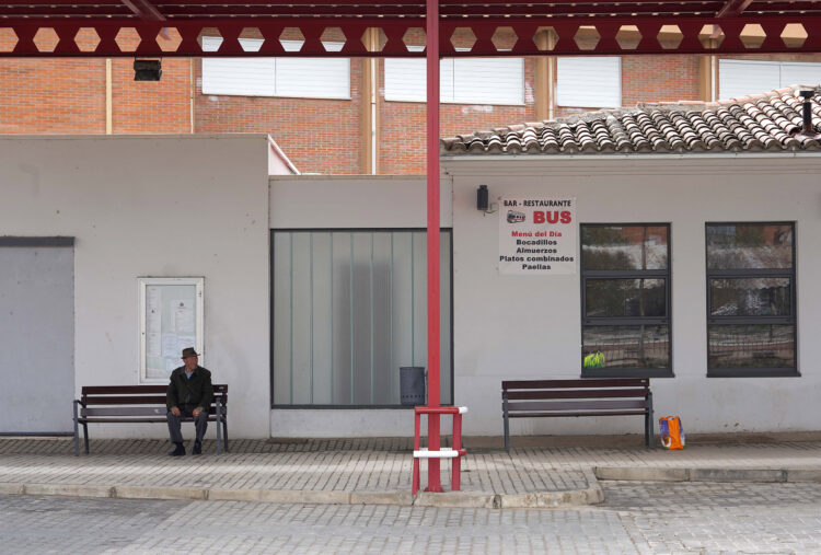 El Gobierno mantiene su plan de recortes de paradas de autobús 1 El nuevo mapa concesional supondría la supresión de 346 paradas rurales. / Miriam Chacón