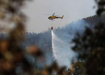 Cerca de 800 personas siguen desalojadas de sus hogares a causa de los incendios. / Peio García