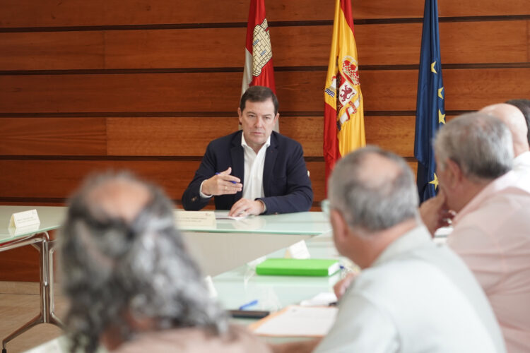 Reunión del Presidente de la Junta y la Consejera de Agricultura con las OPA. / Rubén Cacho