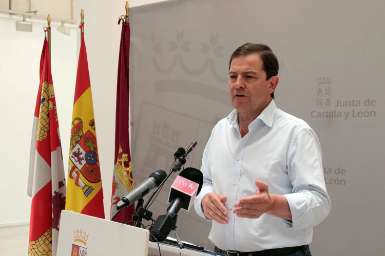 Mañueco cita a los consejeros mañana para trabajar en la reconstrucción tras los incendios 1 Rueda de prensa del Presidente de la Junta tras la reunión del CECOPI en León. / Peio García