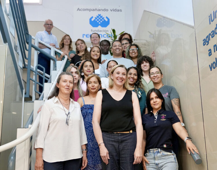 La Red Íncola logra la inserción laboral del 56% de sus participantes 1 Visita de la Vicepresidenta de la Junta a los participantes de un itinerario laboral. / R. Valtero