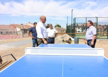 El presidente de la Diputación de Segovia, Miguel Ángel de Vicente, en su visita a Gallegos./DIPUTACIÓN