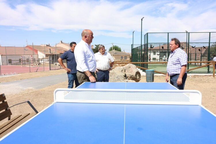 El presidente de la Diputación de Segovia, Miguel Ángel de Vicente, en su visita a Gallegos./DIPUTACIÓN
