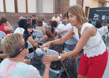 Magdalena Rodríguez sirve durante una de las catas a ciegas.
