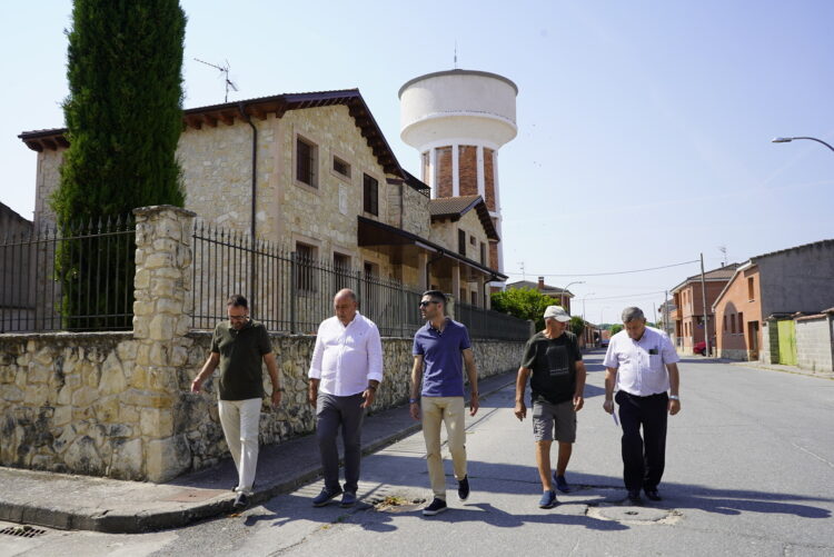 De Vicente visita seis pueblos para conocer los avances de los trabajos financiados por la Diputación 1 Visita a la localidad segoviana de Fuenterrebollo / DIPUTACIÓN