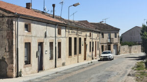 La taberna del Panarro se encuentra en una de las vías principales de Aldeosancho.