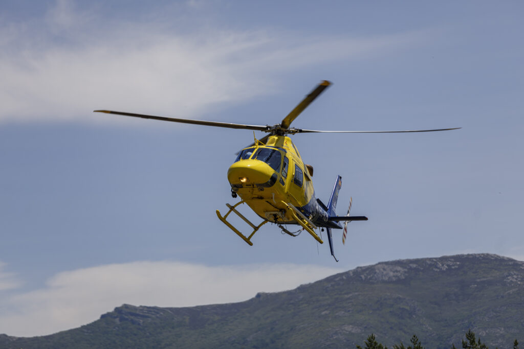 La provincia contiene la respiración mientras la comunidad prorroga la alerta por los incendios 3 Los helicópteros son clave en la lucha contra incendios. / NACHO VALVERDE