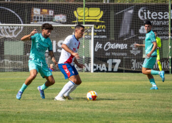 Juan Silva presiona a un rival en un instante del amistoso entre Segoviana y Rayo Majadahonda./HÉCTOR CRIADO