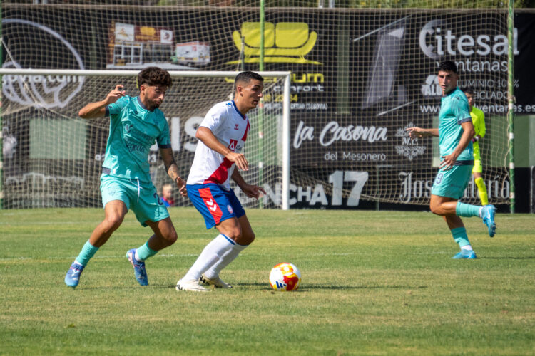 Juan Silva presiona a un rival en un instante del amistoso entre Segoviana y Rayo Majadahonda./HÉCTOR CRIADO