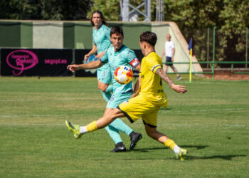 Manu en un instante del duelo entre Segoviana y Navalcarnero./HÉCTOR CRIADO