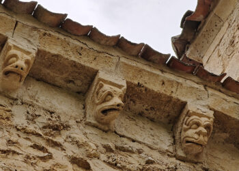 Canecillos de decoración bajo el tejado de la iglesia de San Andrés, en Pecharromán.
