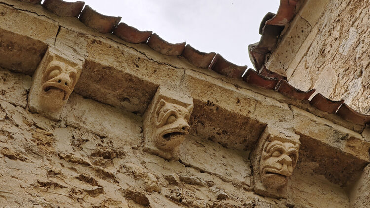 Tras las huellas de Almanzor 1 Canecillos de decoración bajo el tejado de la iglesia de San Andrés, en Pecharromán.