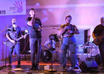 Un momento de la actuación del grupo ‘Rockódromo’ en la plaza de la Fuente. / JUAN CRUZ